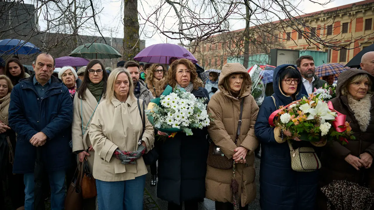 concentraci&oacute;n de varios colectivos en memoria de los desplazados forzosos por ETA y de todas sus v&iacute;ctimas. PABLO LASAOSA