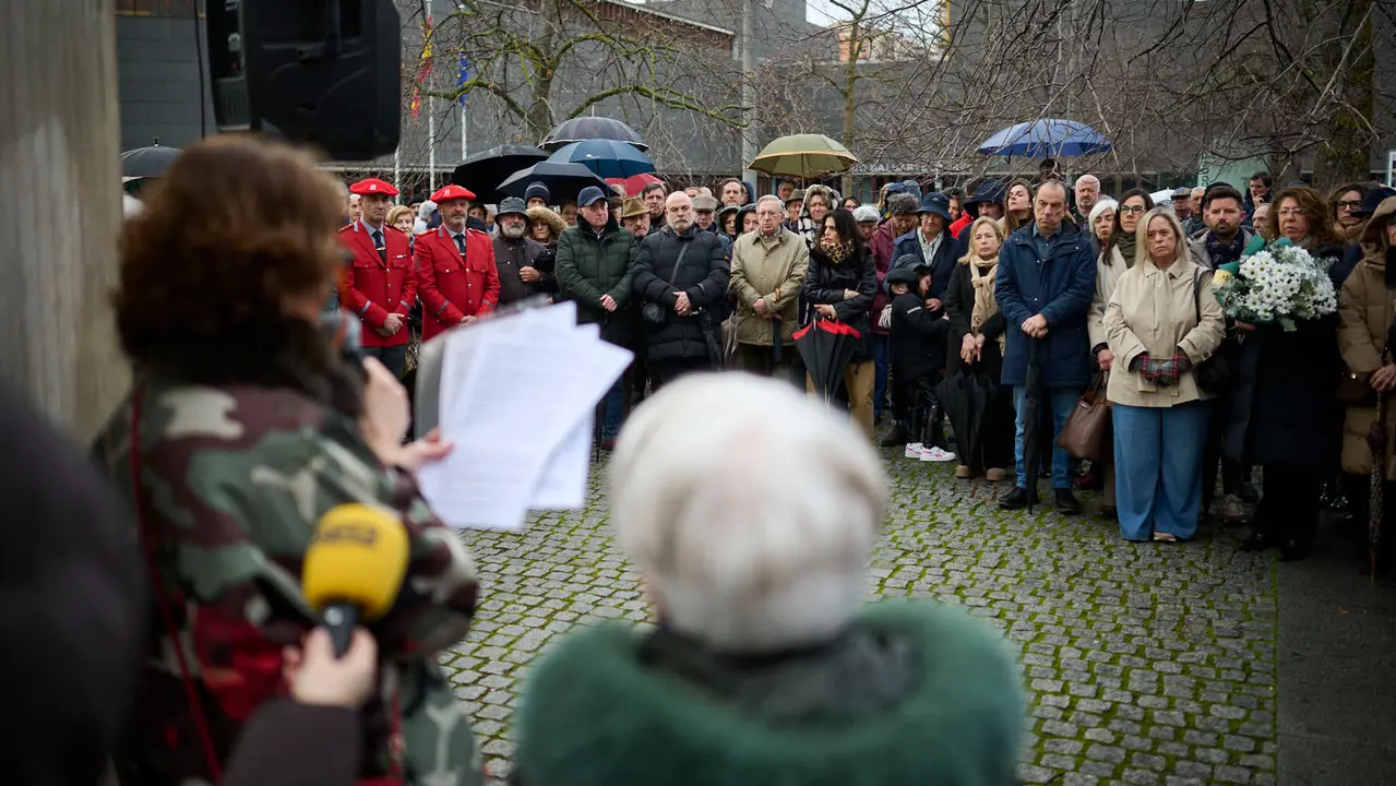 concentraci&oacute;n de varios colectivos en memoria de los desplazados forzosos por ETA y de todas sus v&iacute;ctimas. PABLO LASAOSA