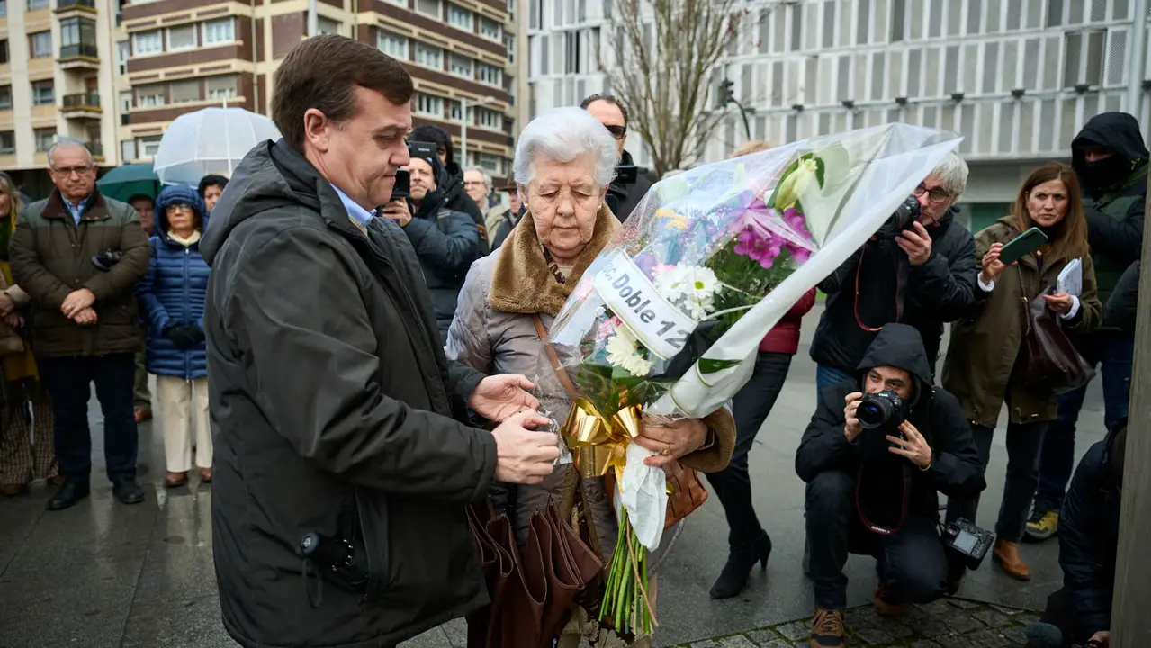 concentraci&oacute;n de varios colectivos en memoria de los desplazados forzosos por ETA y de todas sus v&iacute;ctimas. PABLO LASAOSA