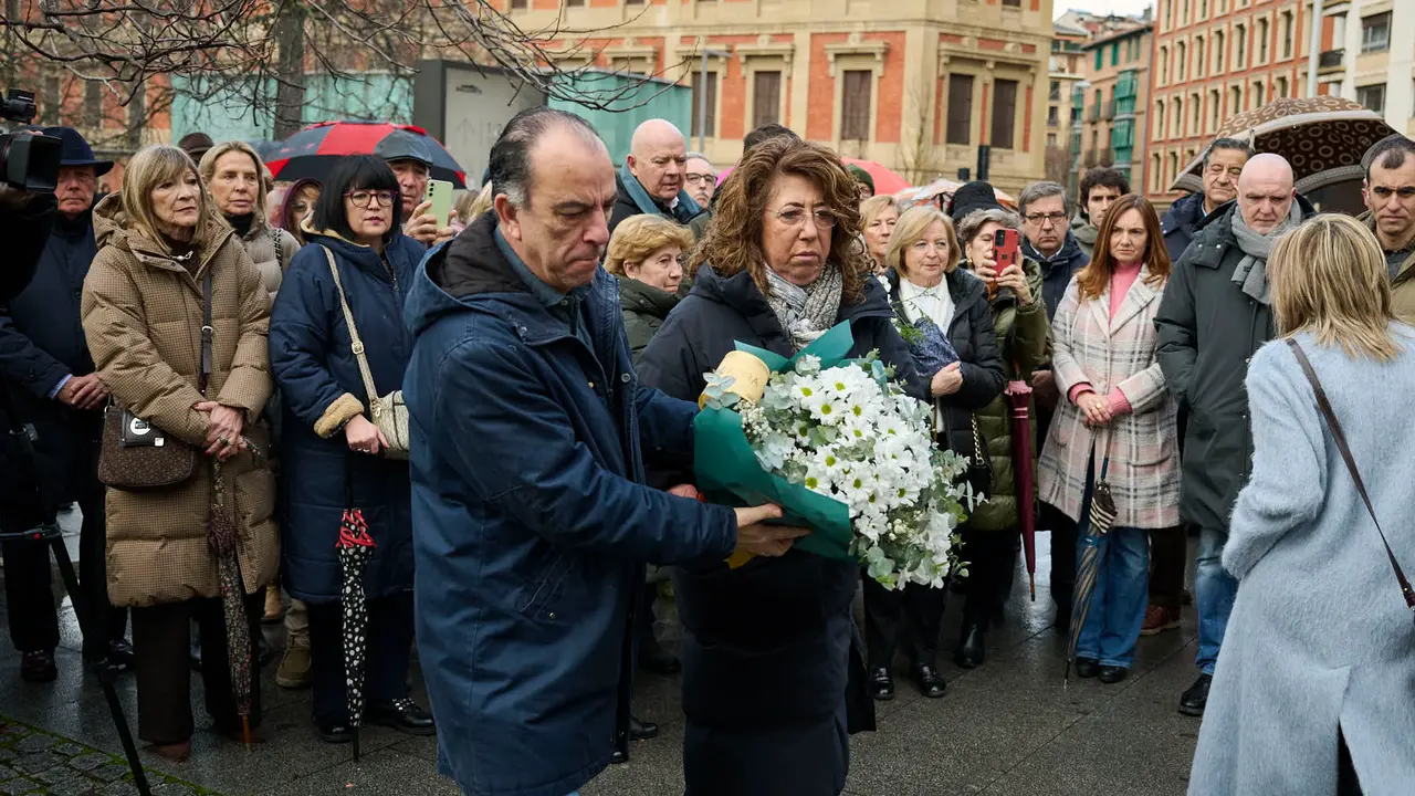 concentraci&oacute;n de varios colectivos en memoria de los desplazados forzosos por ETA y de todas sus v&iacute;ctimas. PABLO LASAOSA