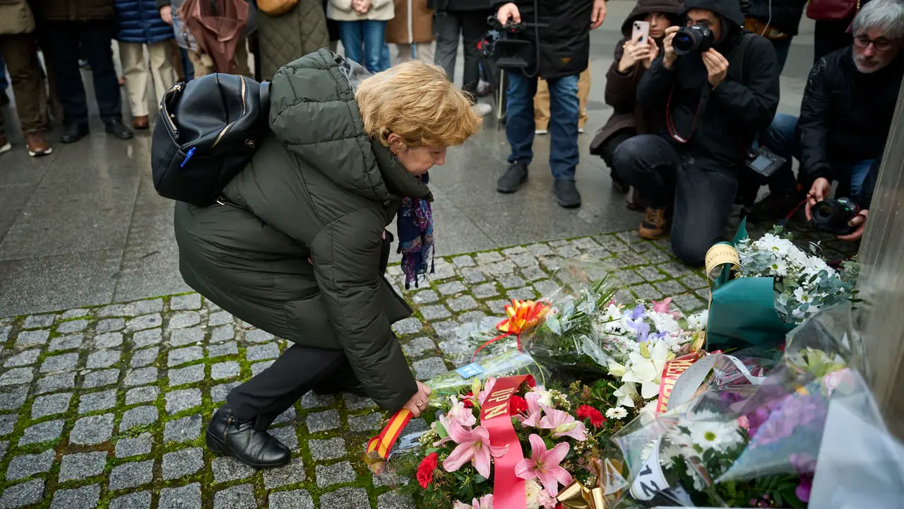 concentraci&oacute;n de varios colectivos en memoria de los desplazados forzosos por ETA y de todas sus v&iacute;ctimas. PABLO LASAOSA