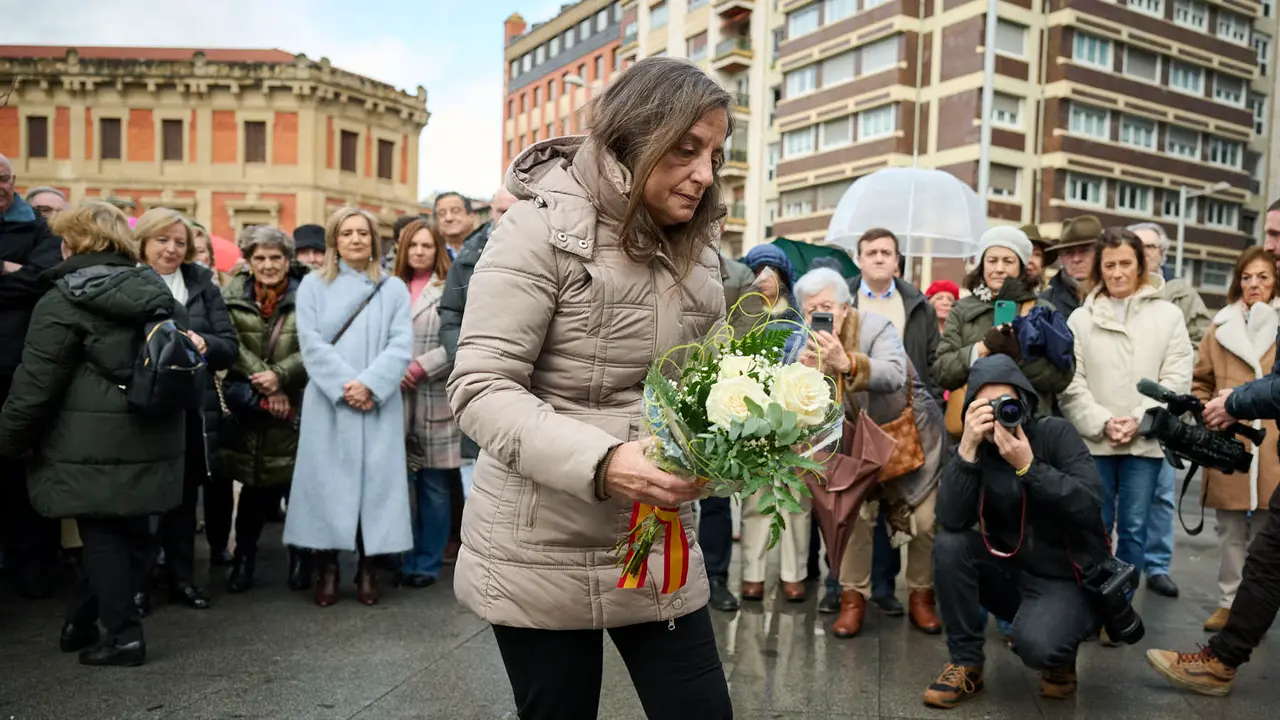 concentraci&oacute;n de varios colectivos en memoria de los desplazados forzosos por ETA y de todas sus v&iacute;ctimas. PABLO LASAOSA