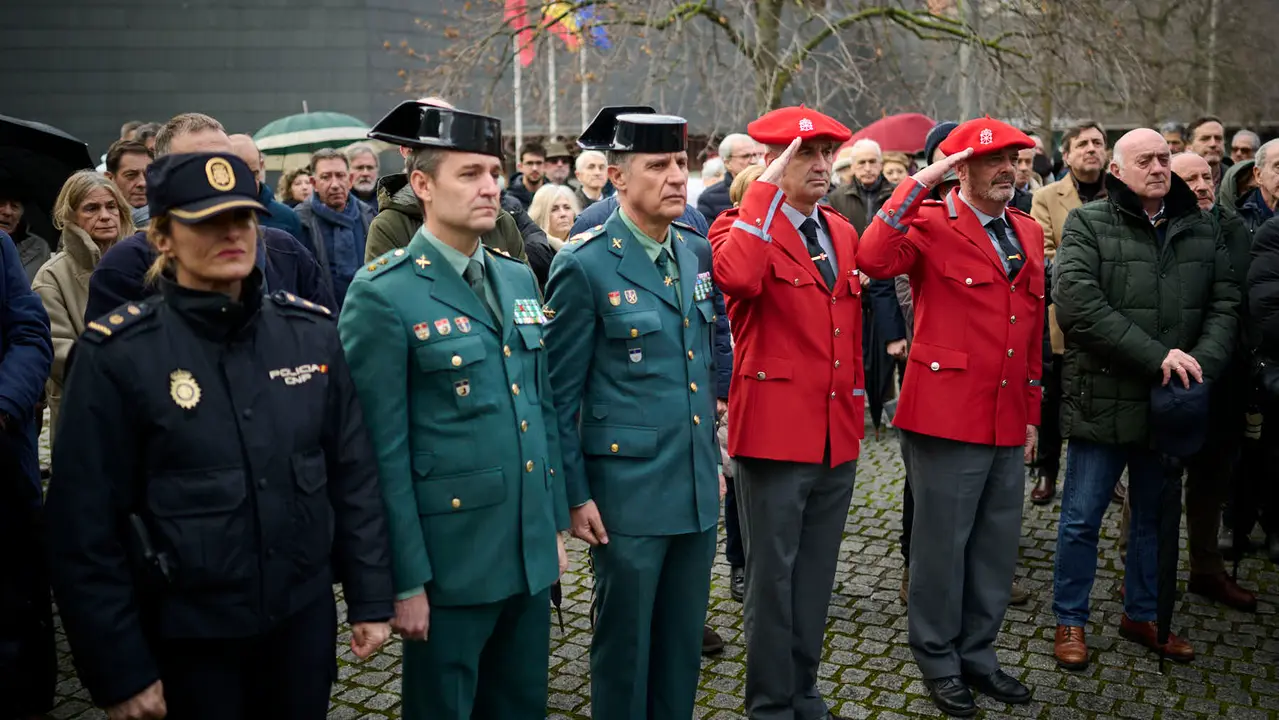 concentraci&oacute;n de varios colectivos en memoria de los desplazados forzosos por ETA y de todas sus v&iacute;ctimas. PABLO LASAOSA