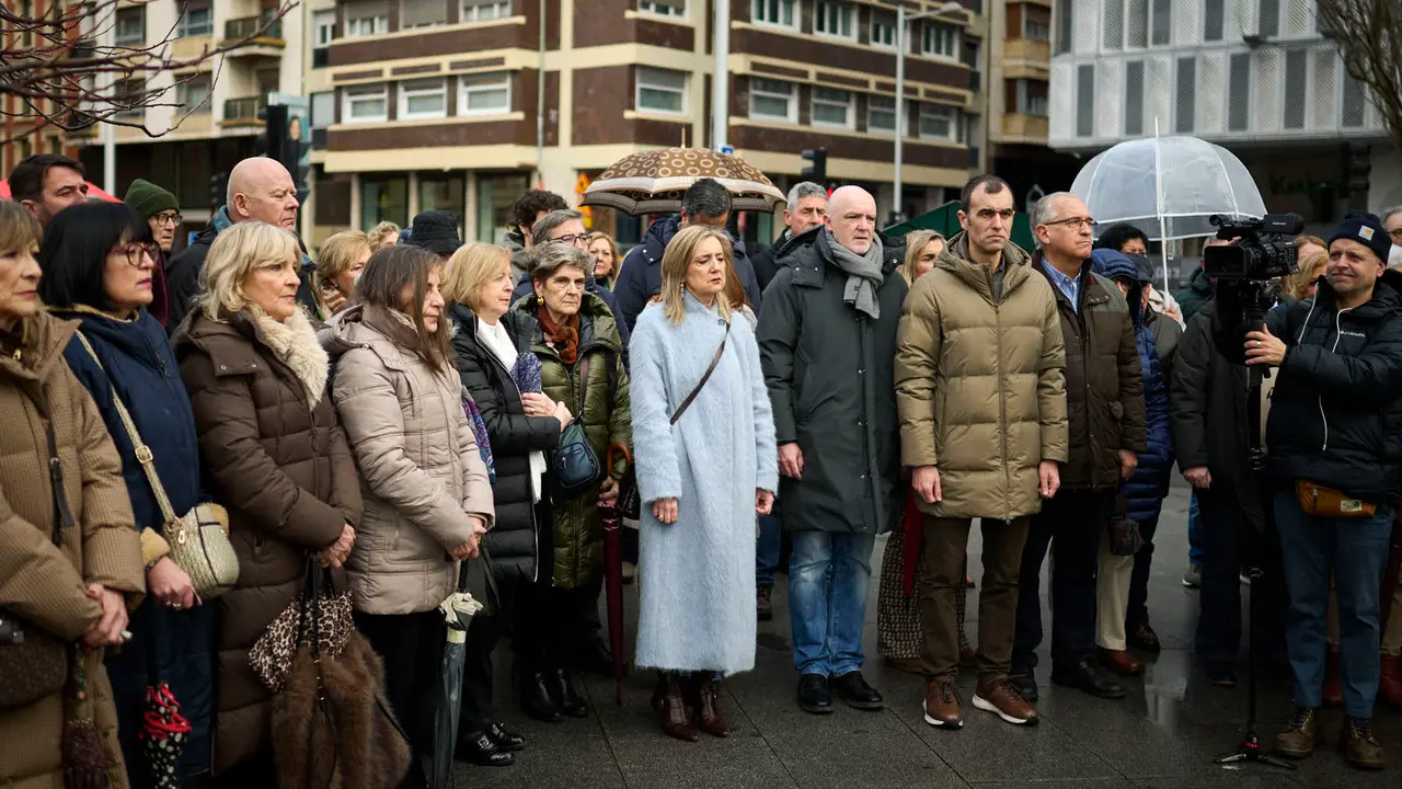 concentraci&oacute;n de varios colectivos en memoria de los desplazados forzosos por ETA y de todas sus v&iacute;ctimas. PABLO LASAOSA