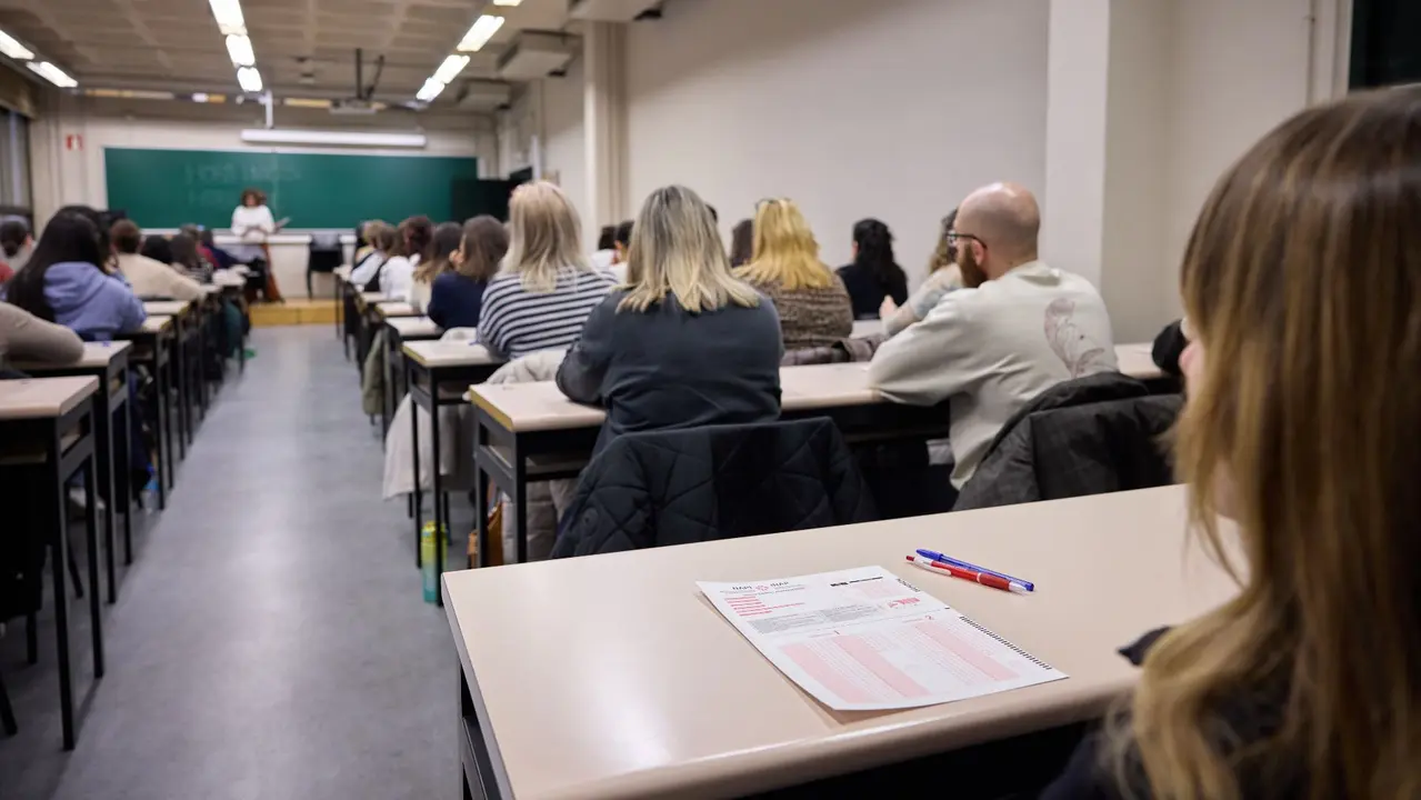 Aspirantes momentos antes de dar comienzo la primera prueba de la oposici&oacute;n de Administrativo. GOBIERNO DE NAVARRA