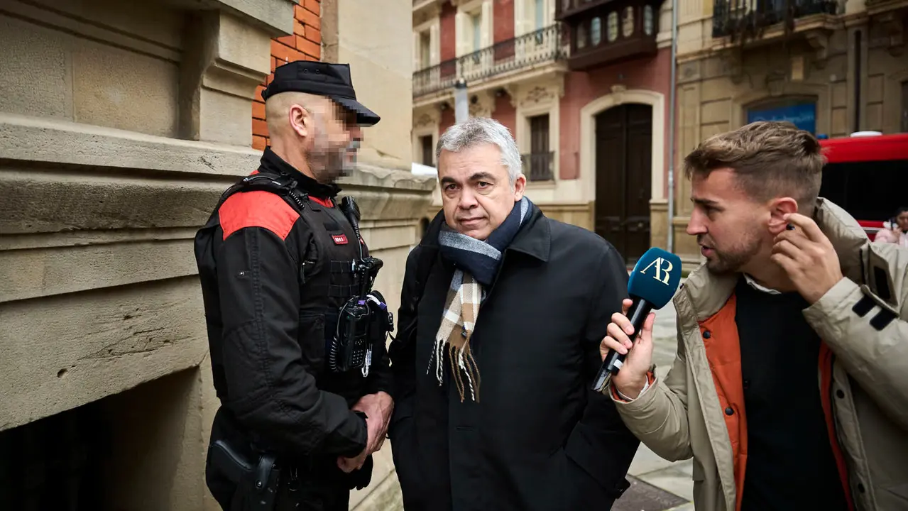 Santos Cerd&aacute;n declara ante la Comisi&oacute;n de Investigaci&oacute;n del Parlamento de Navarra por la adjudicaci&oacute;n de las obras de Velate. PABLO LASAOSA