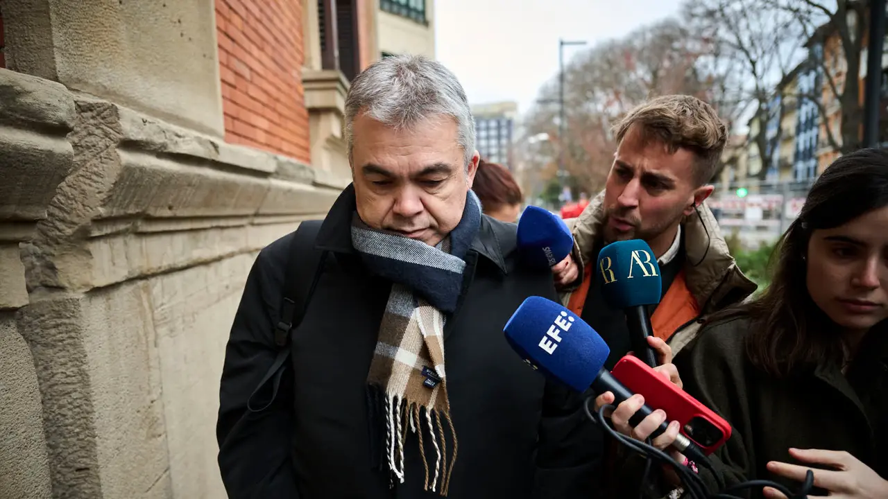 Santos Cerd&aacute;n declara ante la Comisi&oacute;n de Investigaci&oacute;n del Parlamento de Navarra por la adjudicaci&oacute;n de las obras de Velate. PABLO LASAOSA