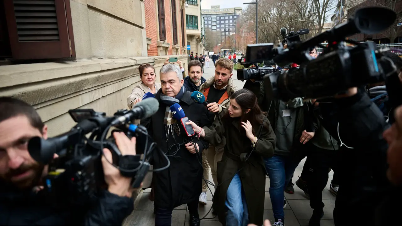 Santos Cerd&aacute;n declara ante la Comisi&oacute;n de Investigaci&oacute;n del Parlamento de Navarra por la adjudicaci&oacute;n de las obras de Velate. PABLO LASAOSA