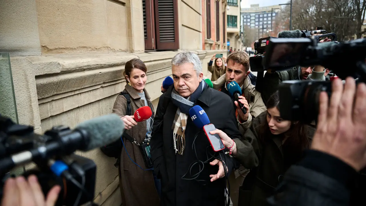 Santos Cerd&aacute;n declara ante la Comisi&oacute;n de Investigaci&oacute;n del Parlamento de Navarra por la adjudicaci&oacute;n de las obras de Velate. PABLO LASAOSA