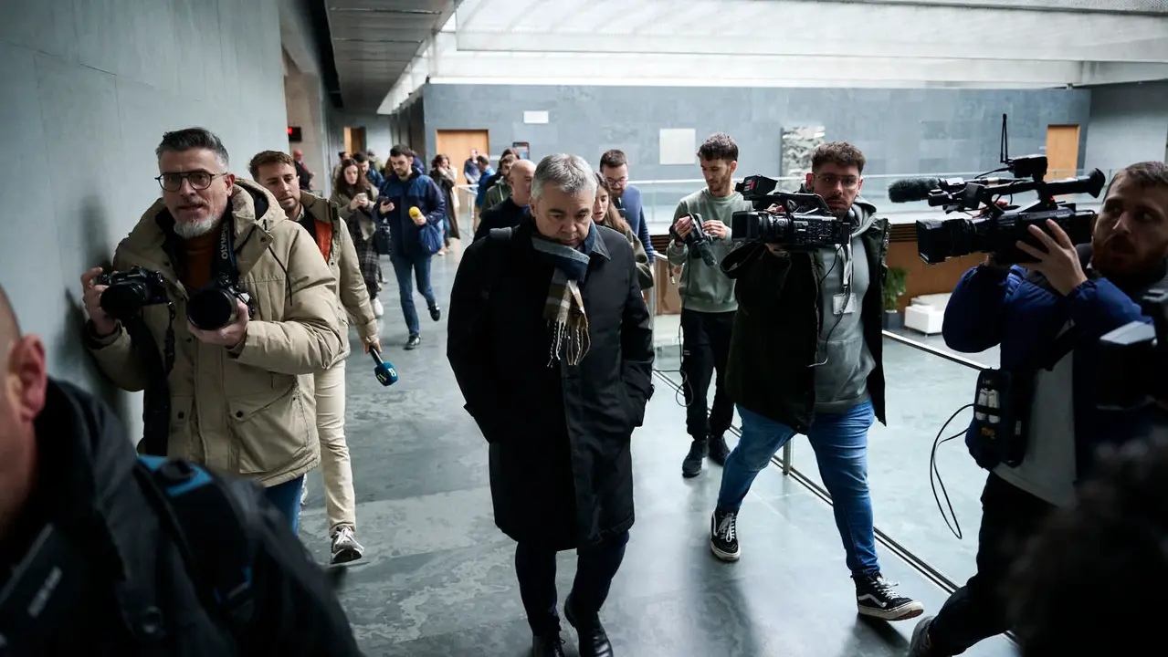 Santos Cerd&aacute;n declara ante la Comisi&oacute;n de Investigaci&oacute;n del Parlamento de Navarra por la adjudicaci&oacute;n de las obras de Velate. PABLO LASAOSA