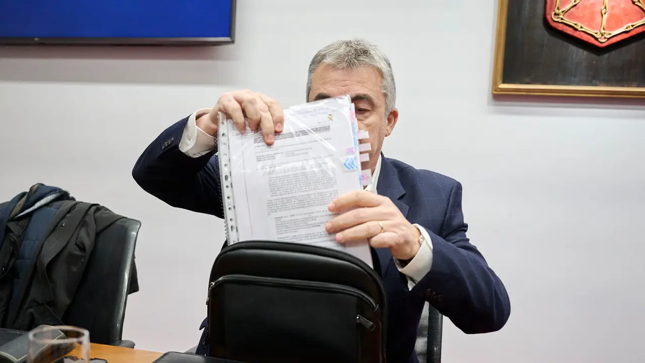Santos Cerd&aacute;n declara ante la Comisi&oacute;n de Investigaci&oacute;n del Parlamento de Navarra por la adjudicaci&oacute;n de las obras de Velate. PABLO LASAOSA