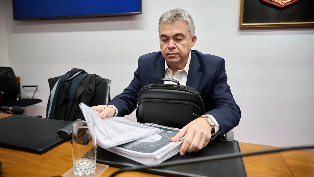Santos Cerd&aacute;n declara ante la Comisi&oacute;n de Investigaci&oacute;n del Parlamento de Navarra por la adjudicaci&oacute;n de las obras de Velate. PABLO LASAOSA