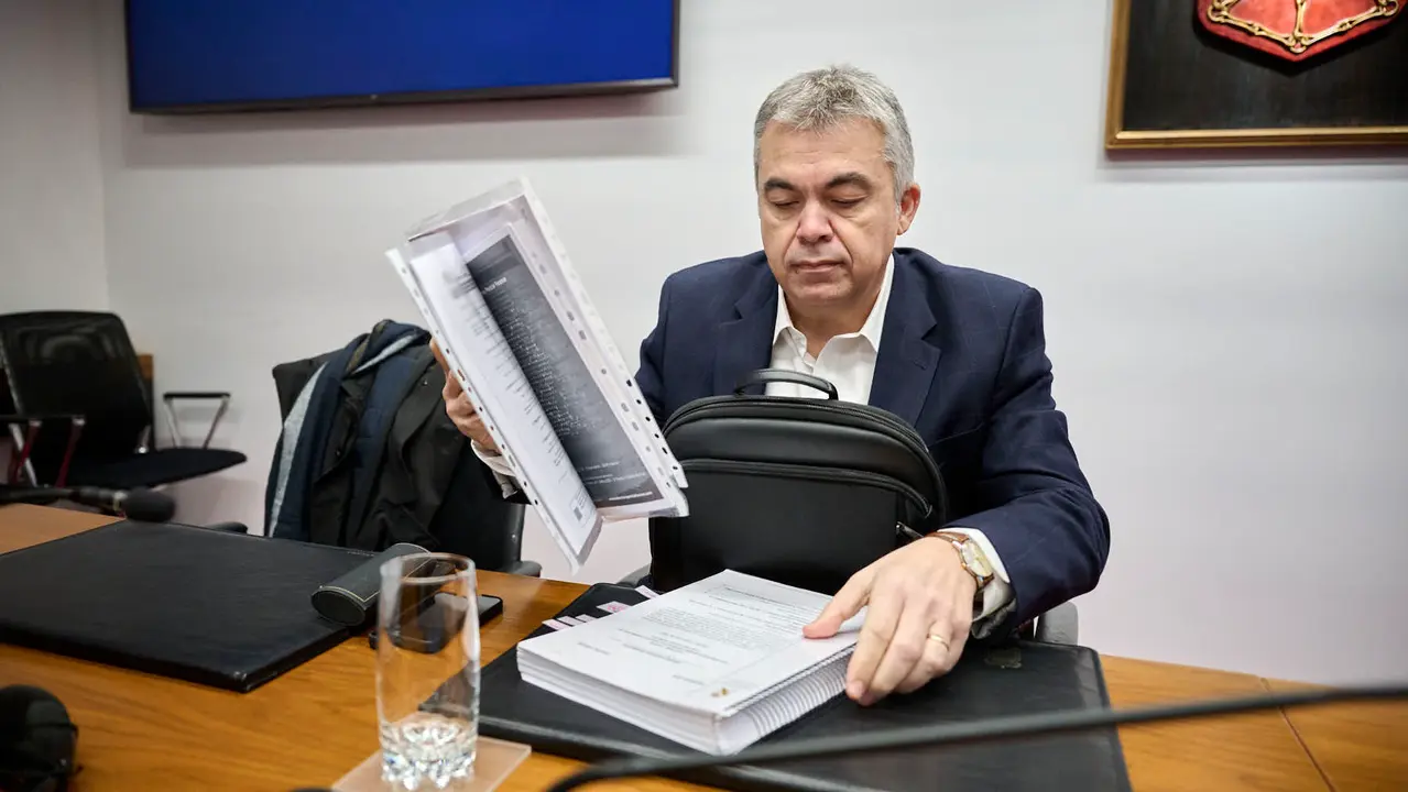 Santos Cerd&aacute;n declara ante la Comisi&oacute;n de Investigaci&oacute;n del Parlamento de Navarra por la adjudicaci&oacute;n de las obras de Velate. PABLO LASAOSA