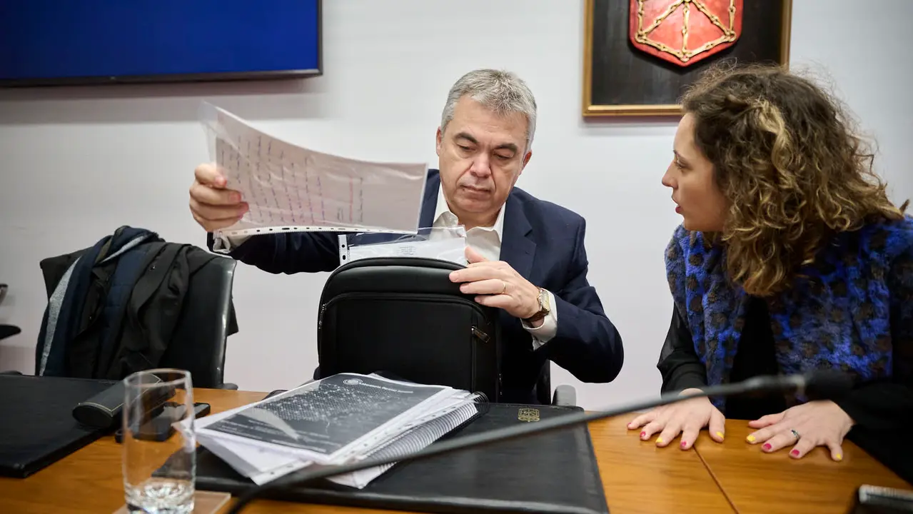 Santos Cerd&aacute;n declara ante la Comisi&oacute;n de Investigaci&oacute;n del Parlamento de Navarra por la adjudicaci&oacute;n de las obras de Velate. PABLO LASAOSA