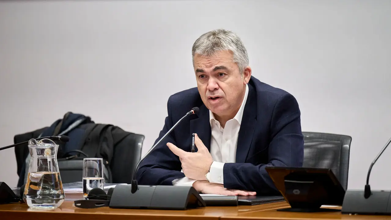 Santos Cerd&aacute;n declara ante la Comisi&oacute;n de Investigaci&oacute;n del Parlamento de Navarra por la adjudicaci&oacute;n de las obras de Velate. PABLO LASAOSA