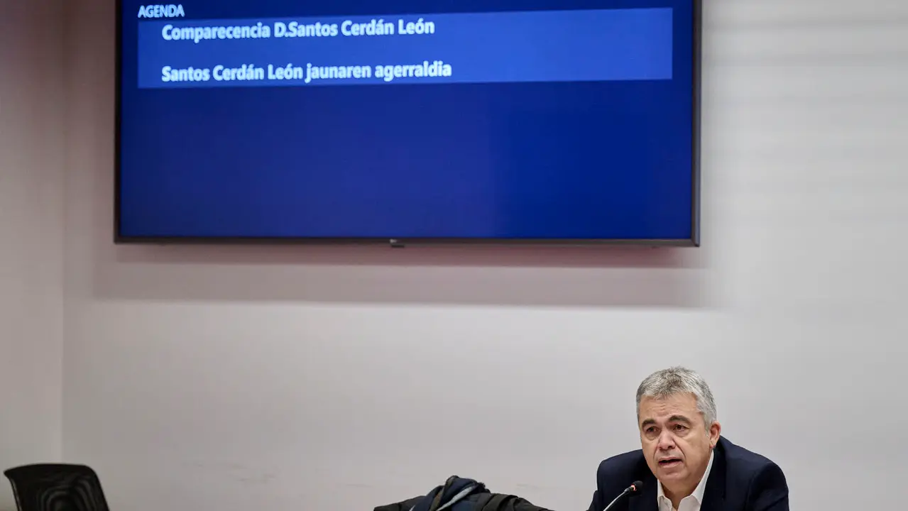 Santos Cerd&aacute;n declara ante la Comisi&oacute;n de Investigaci&oacute;n del Parlamento de Navarra por la adjudicaci&oacute;n de las obras de Velate. PABLO LASAOSA