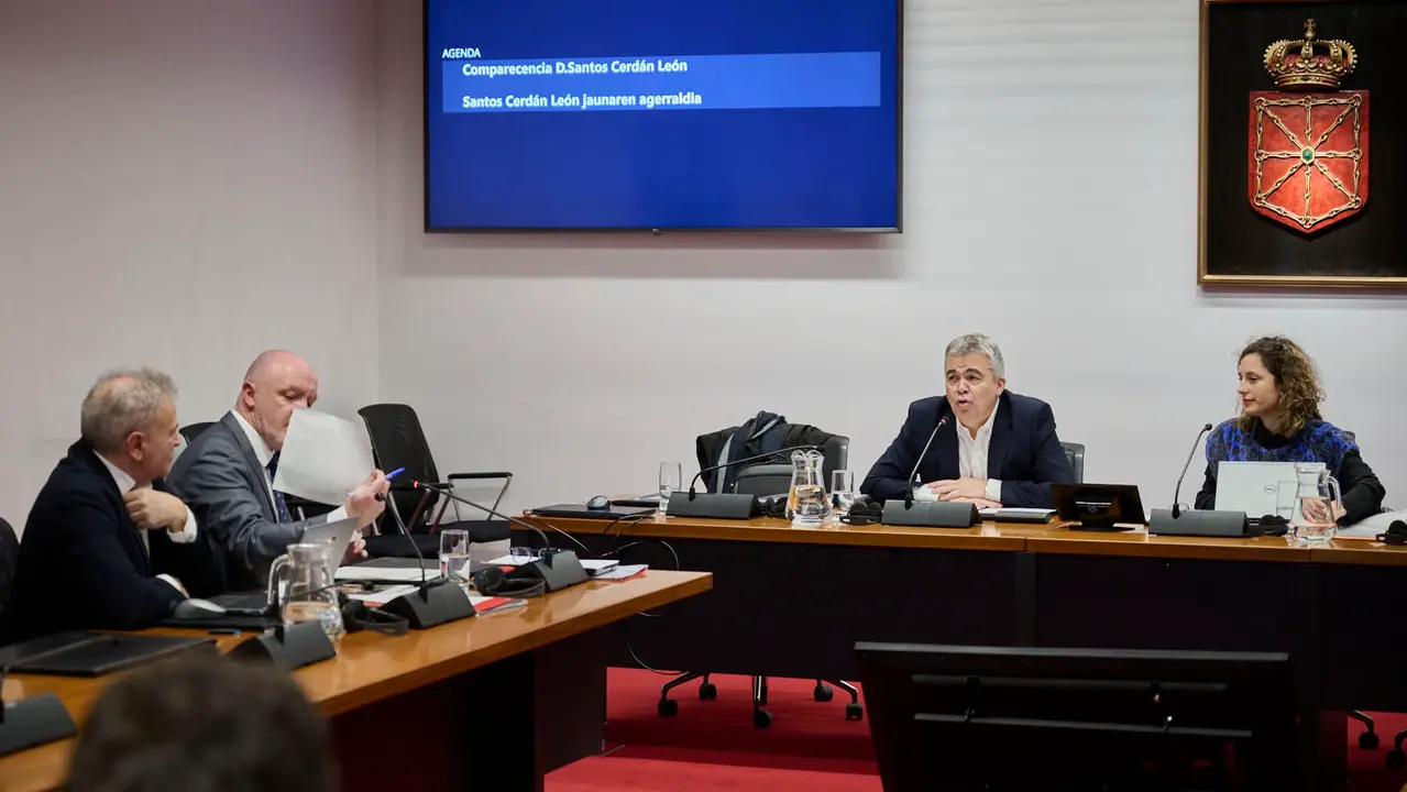 Santos Cerd&aacute;n declara ante la Comisi&oacute;n de Investigaci&oacute;n del Parlamento de Navarra por la adjudicaci&oacute;n de las obras de Velate. PABLO LASAOSA