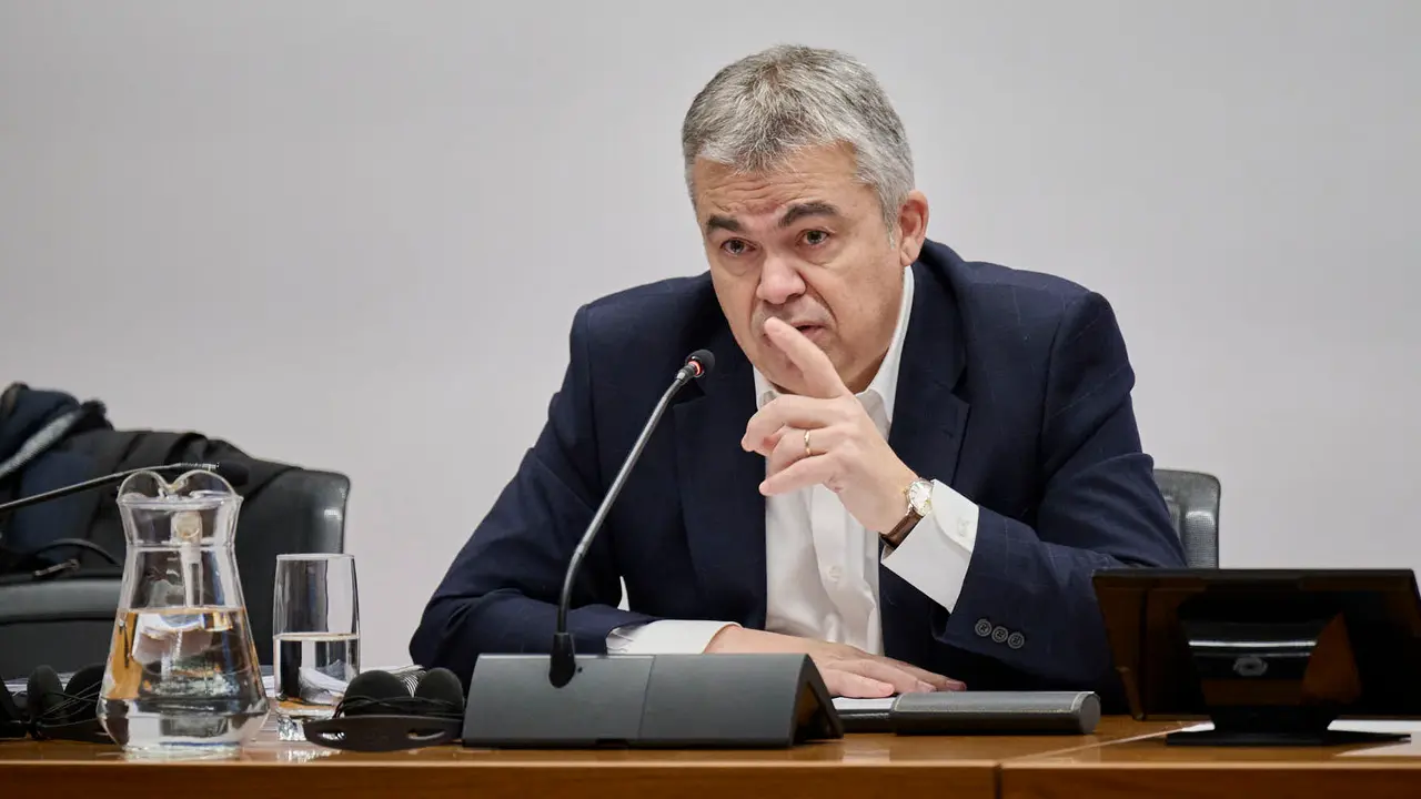 Santos Cerd&aacute;n declara ante la Comisi&oacute;n de Investigaci&oacute;n del Parlamento de Navarra por la adjudicaci&oacute;n de las obras de Velate. PABLO LASAOSA