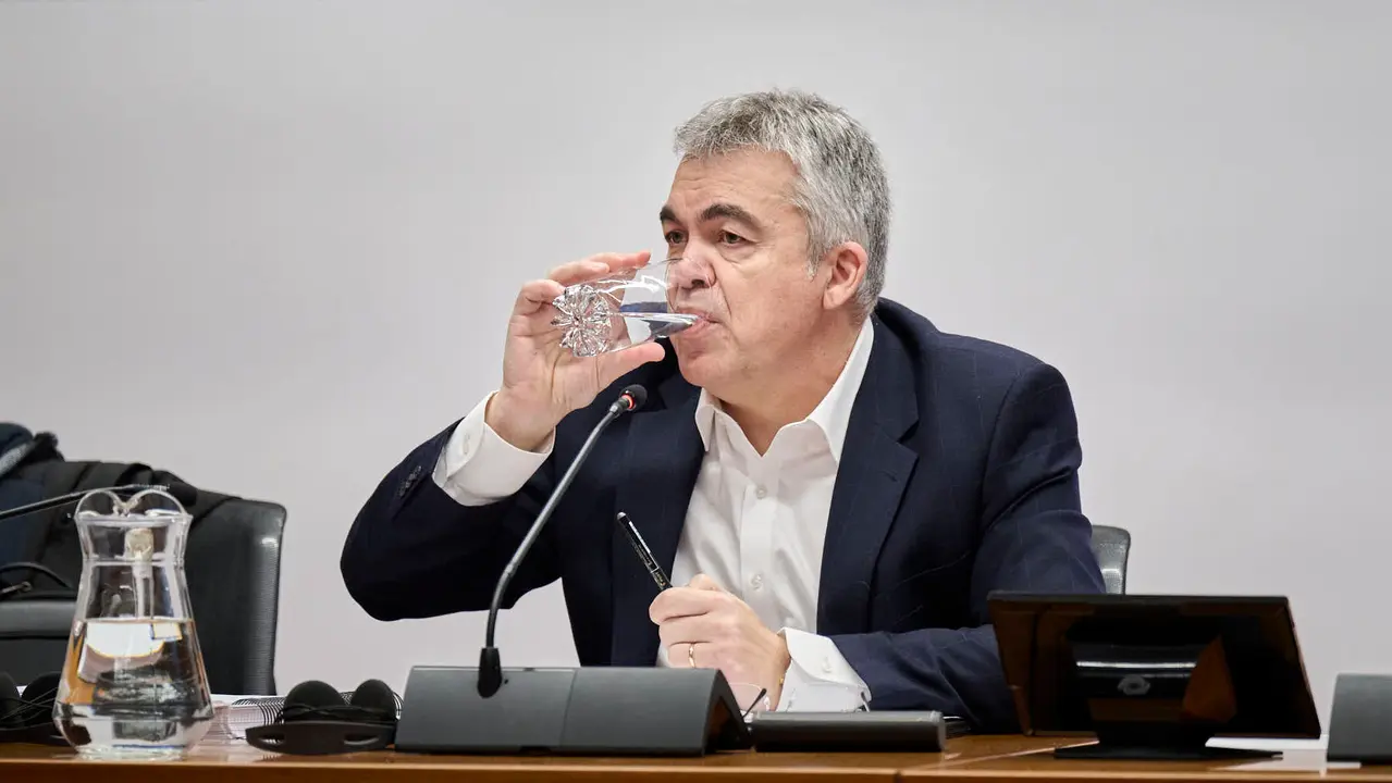 Santos Cerd&aacute;n declara ante la Comisi&oacute;n de Investigaci&oacute;n del Parlamento de Navarra por la adjudicaci&oacute;n de las obras de Velate. PABLO LASAOSA