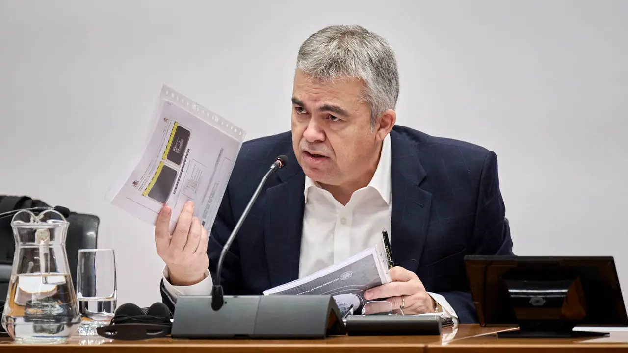 Santos Cerd&aacute;n declara ante la Comisi&oacute;n de Investigaci&oacute;n del Parlamento de Navarra por la adjudicaci&oacute;n de las obras de Velate. PABLO LASAOSA