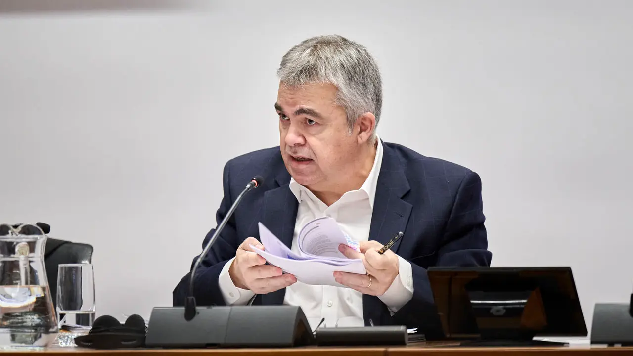 Santos Cerd&aacute;n declara ante la Comisi&oacute;n de Investigaci&oacute;n del Parlamento de Navarra por la adjudicaci&oacute;n de las obras de Velate. PABLO LASAOSA