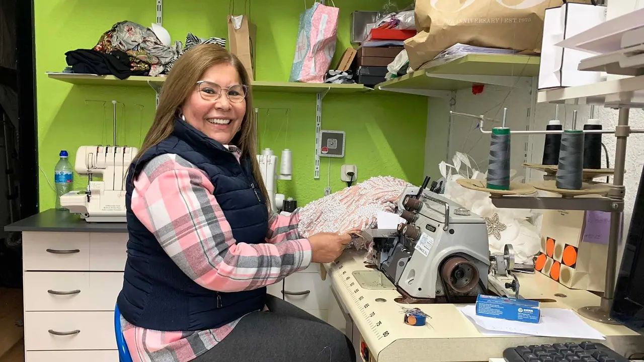 Gloria Parra trabajando en su tienda de arreglos de ropa La Costurera en Pamplona. Navarra.com