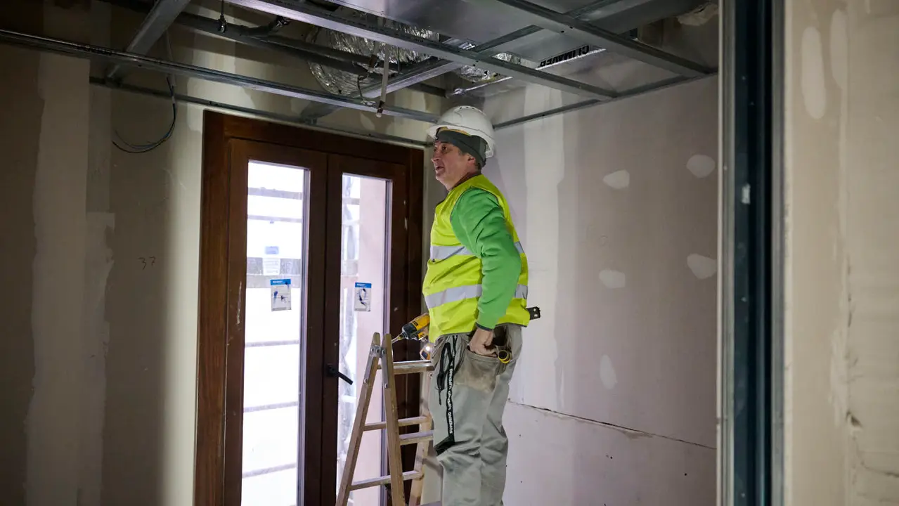 La Comisi&oacute;n de Presidencia visita el edificio municipal de Casa Seminario en el que se est&aacute; llevando a cabo una reforma integral para modernizar sus dependencias y mejorar su eficiencia energ&eacute;tica. PABLO LASAOSA