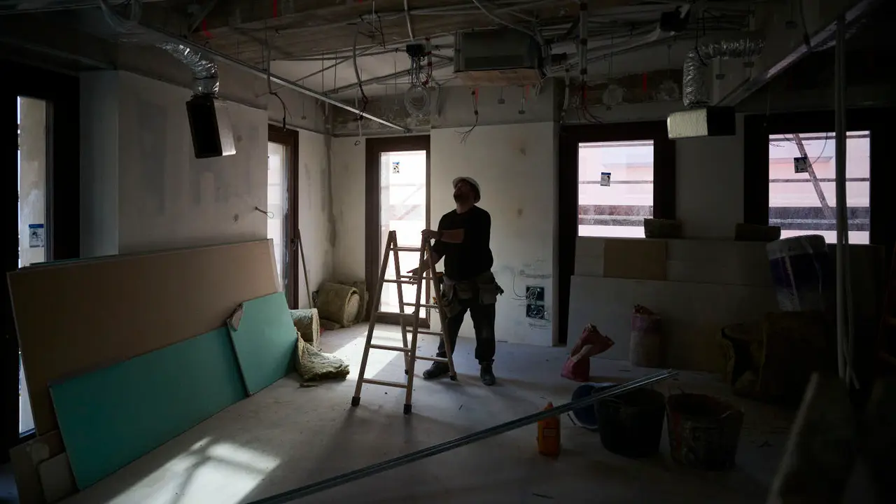 La Comisi&oacute;n de Presidencia visita el edificio municipal de Casa Seminario en el que se est&aacute; llevando a cabo una reforma integral para modernizar sus dependencias y mejorar su eficiencia energ&eacute;tica. PABLO LASAOSA