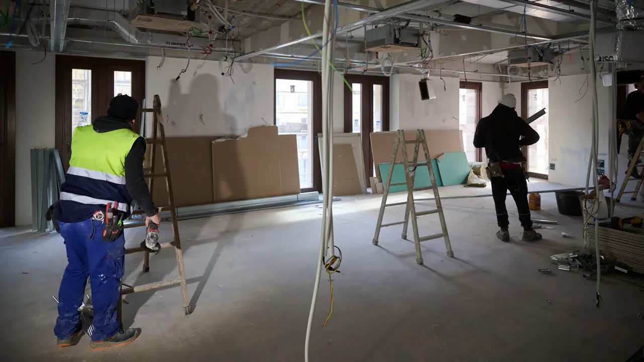 La Comisi&oacute;n de Presidencia visita el edificio municipal de Casa Seminario en el que se est&aacute; llevando a cabo una reforma integral para modernizar sus dependencias y mejorar su eficiencia energ&eacute;tica. PABLO LASAOSA