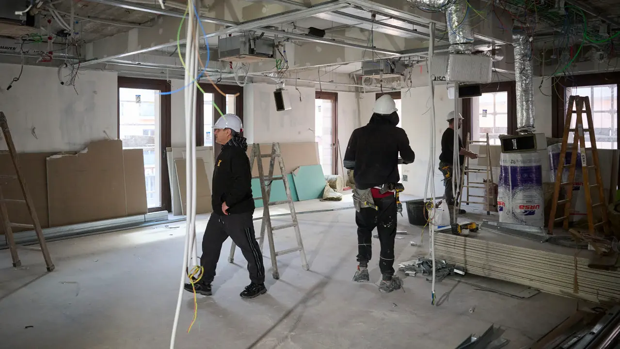 La Comisi&oacute;n de Presidencia visita el edificio municipal de Casa Seminario en el que se est&aacute; llevando a cabo una reforma integral para modernizar sus dependencias y mejorar su eficiencia energ&eacute;tica. PABLO LASAOSA