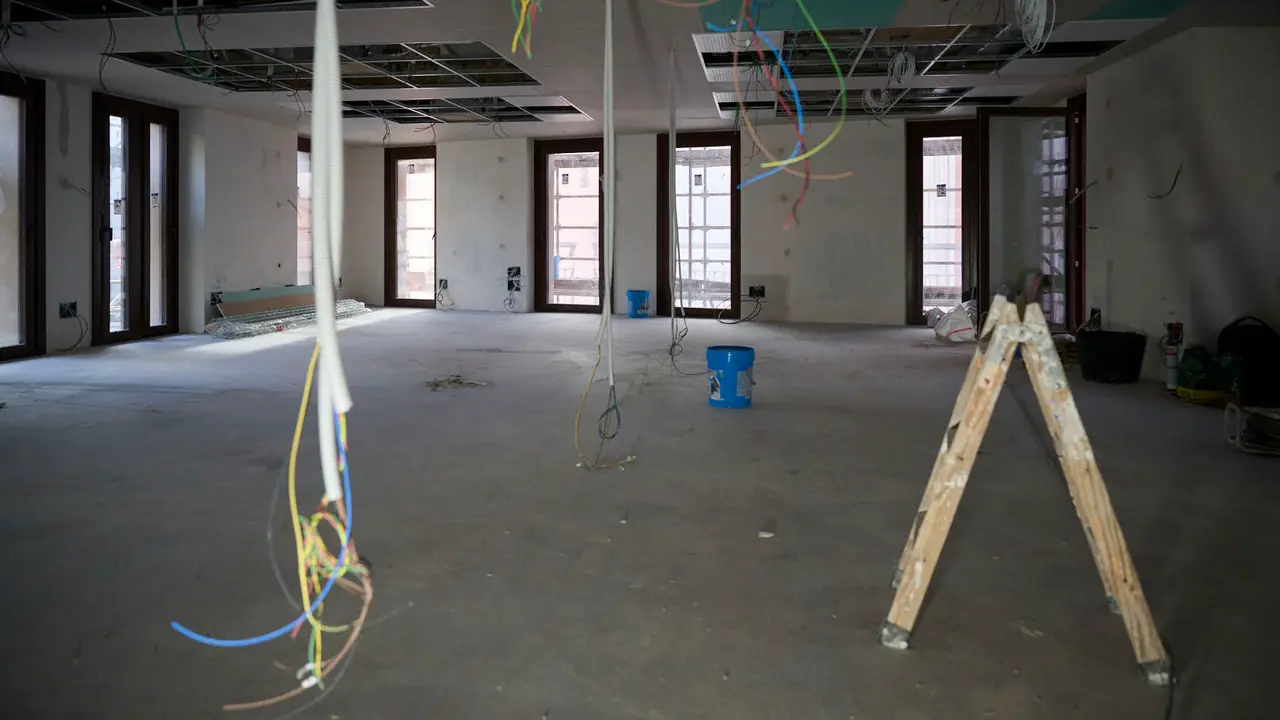 La Comisi&oacute;n de Presidencia visita el edificio municipal de Casa Seminario en el que se est&aacute; llevando a cabo una reforma integral para modernizar sus dependencias y mejorar su eficiencia energ&eacute;tica. PABLO LASAOSA