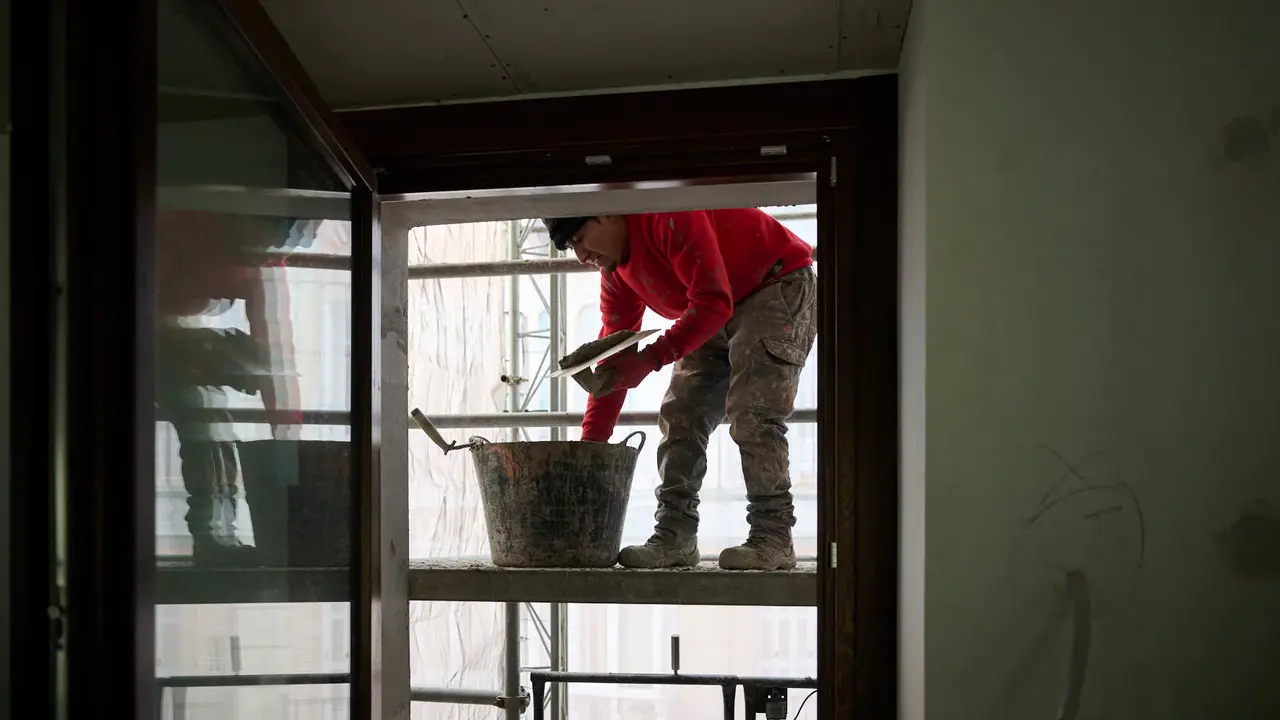 La Comisi&oacute;n de Presidencia visita el edificio municipal de Casa Seminario en el que se est&aacute; llevando a cabo una reforma integral para modernizar sus dependencias y mejorar su eficiencia energ&eacute;tica. PABLO LASAOSA