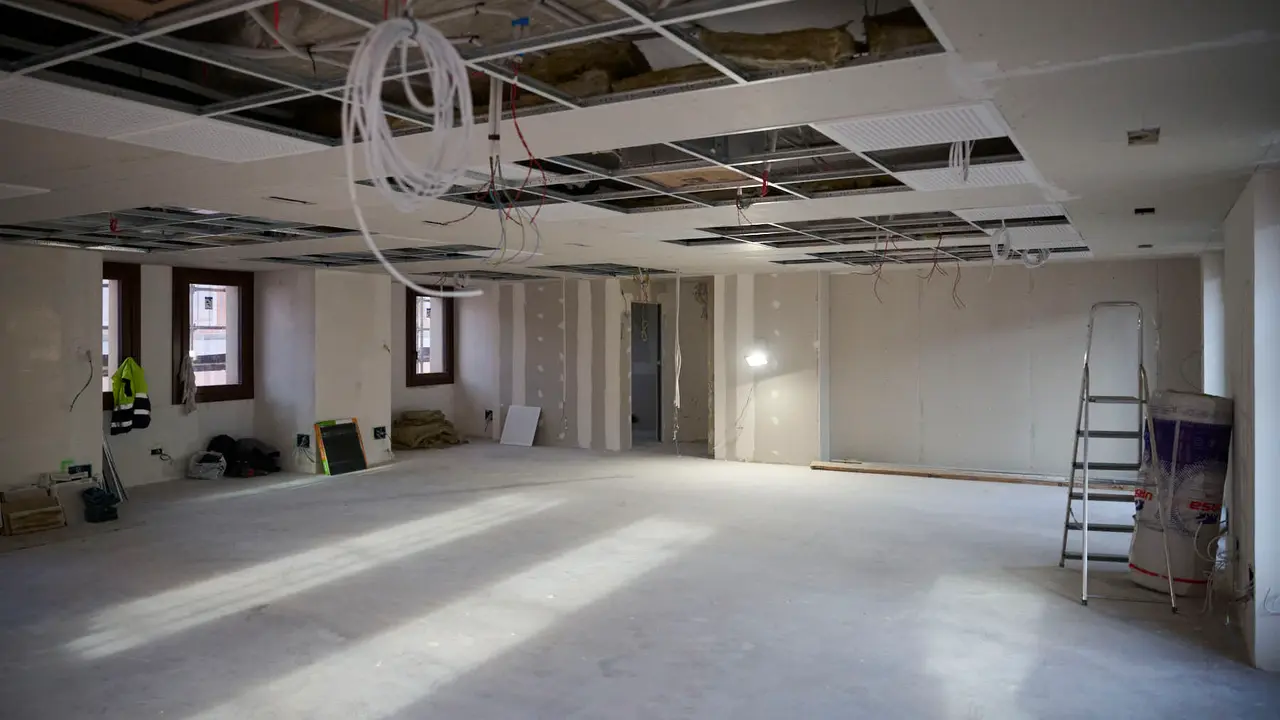 La Comisi&oacute;n de Presidencia visita el edificio municipal de Casa Seminario en el que se est&aacute; llevando a cabo una reforma integral para modernizar sus dependencias y mejorar su eficiencia energ&eacute;tica. PABLO LASAOSA