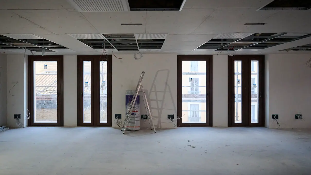 La Comisi&oacute;n de Presidencia visita el edificio municipal de Casa Seminario en el que se est&aacute; llevando a cabo una reforma integral para modernizar sus dependencias y mejorar su eficiencia energ&eacute;tica. PABLO LASAOSA