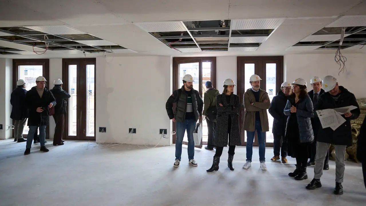 La Comisi&oacute;n de Presidencia visita el edificio municipal de Casa Seminario en el que se est&aacute; llevando a cabo una reforma integral para modernizar sus dependencias y mejorar su eficiencia energ&eacute;tica. PABLO LASAOSA