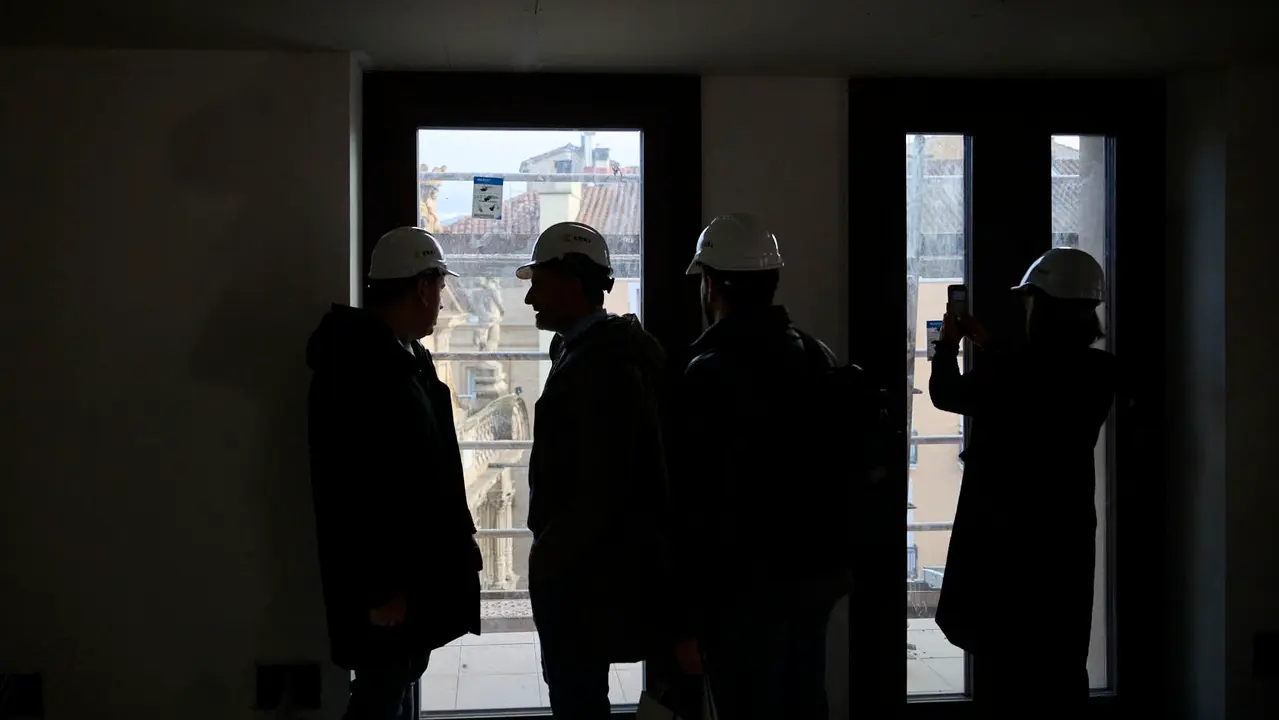 La Comisi&oacute;n de Presidencia visita el edificio municipal de Casa Seminario en el que se est&aacute; llevando a cabo una reforma integral para modernizar sus dependencias y mejorar su eficiencia energ&eacute;tica. PABLO LASAOSA