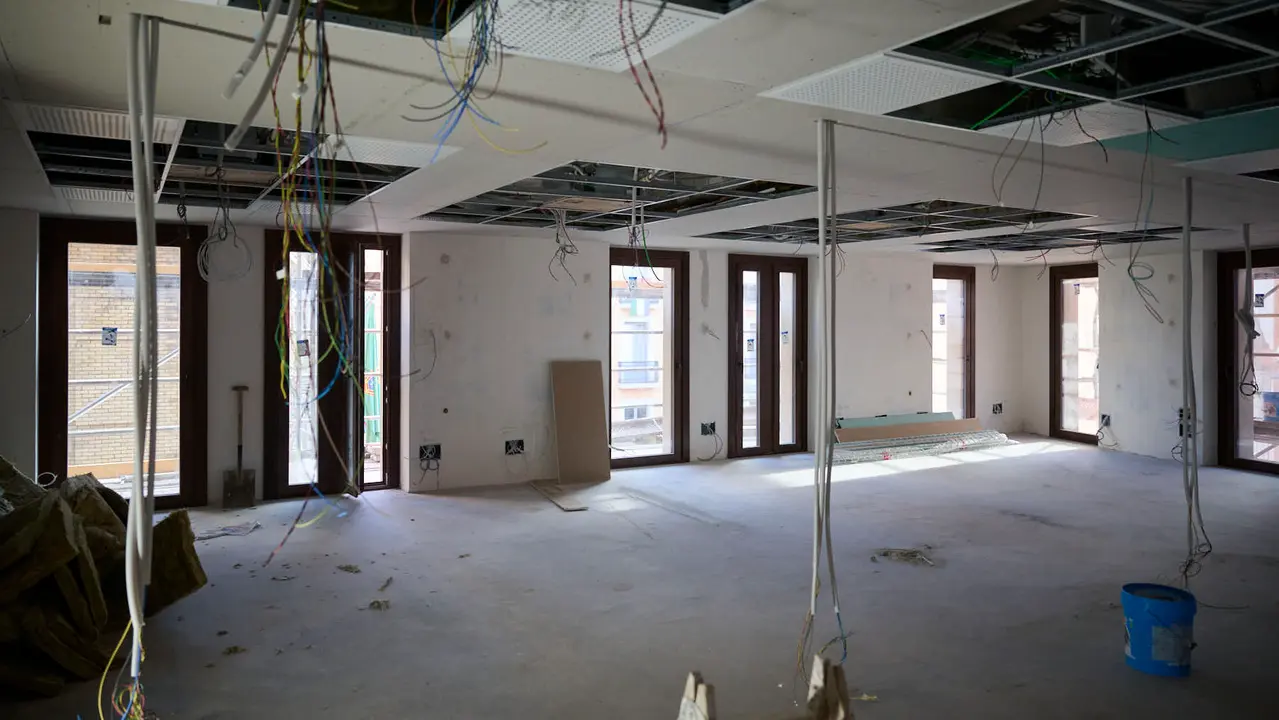 La Comisi&oacute;n de Presidencia visita el edificio municipal de Casa Seminario en el que se est&aacute; llevando a cabo una reforma integral para modernizar sus dependencias y mejorar su eficiencia energ&eacute;tica. PABLO LASAOSA