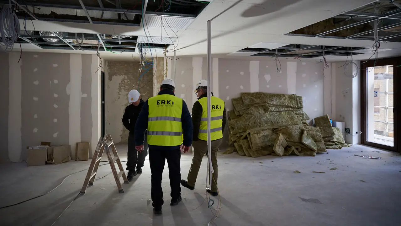 La Comisi&oacute;n de Presidencia visita el edificio municipal de Casa Seminario en el que se est&aacute; llevando a cabo una reforma integral para modernizar sus dependencias y mejorar su eficiencia energ&eacute;tica. PABLO LASAOSA