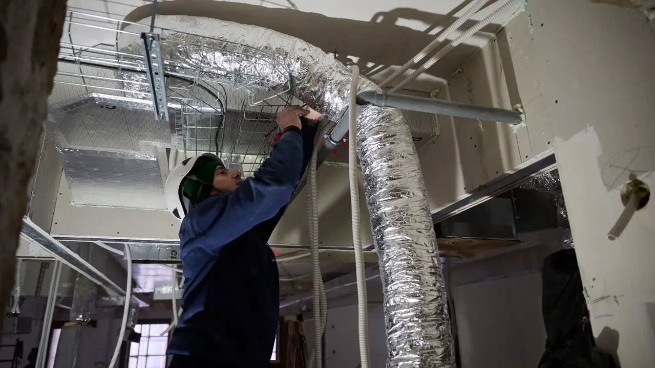 La Comisi&oacute;n de Presidencia visita el edificio municipal de Casa Seminario en el que se est&aacute; llevando a cabo una reforma integral para modernizar sus dependencias y mejorar su eficiencia energ&eacute;tica. PABLO LASAOSA