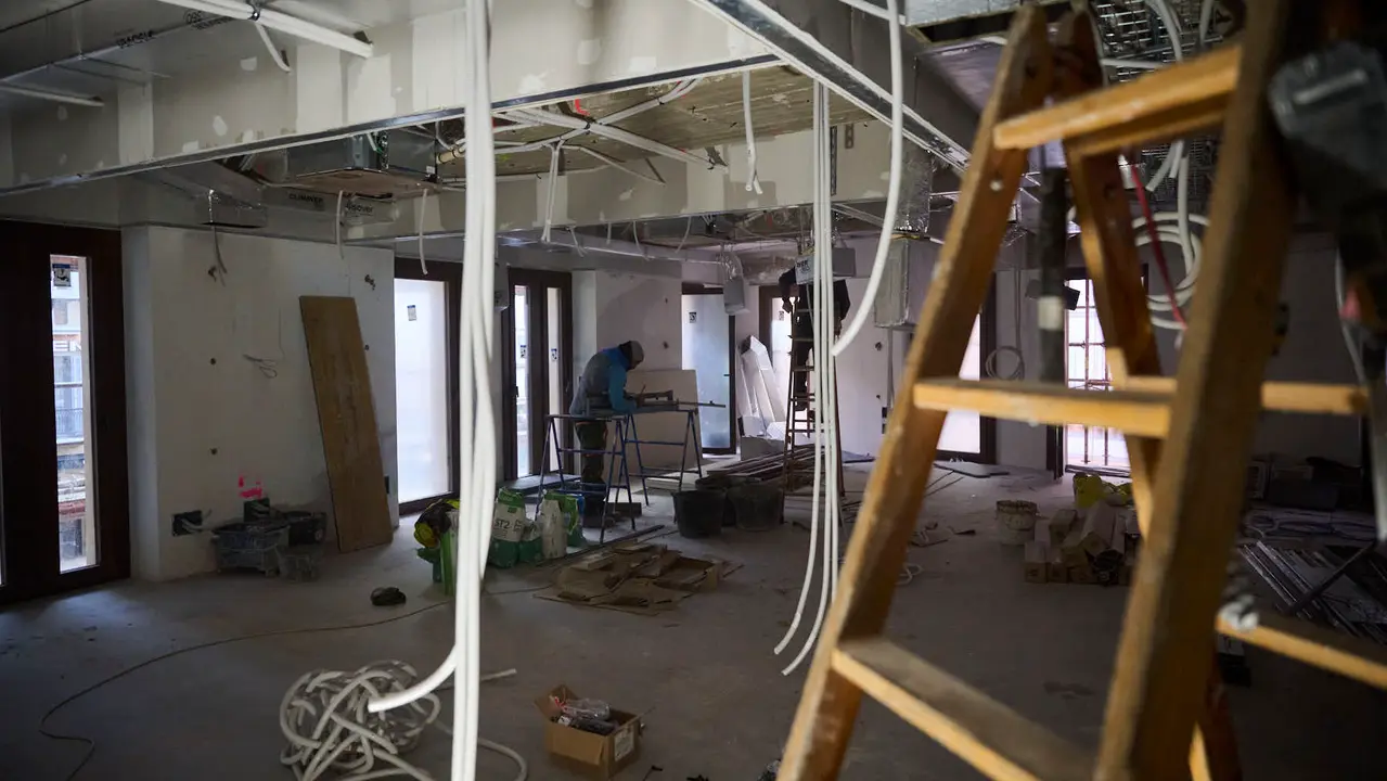 La Comisi&oacute;n de Presidencia visita el edificio municipal de Casa Seminario en el que se est&aacute; llevando a cabo una reforma integral para modernizar sus dependencias y mejorar su eficiencia energ&eacute;tica. PABLO LASAOSA