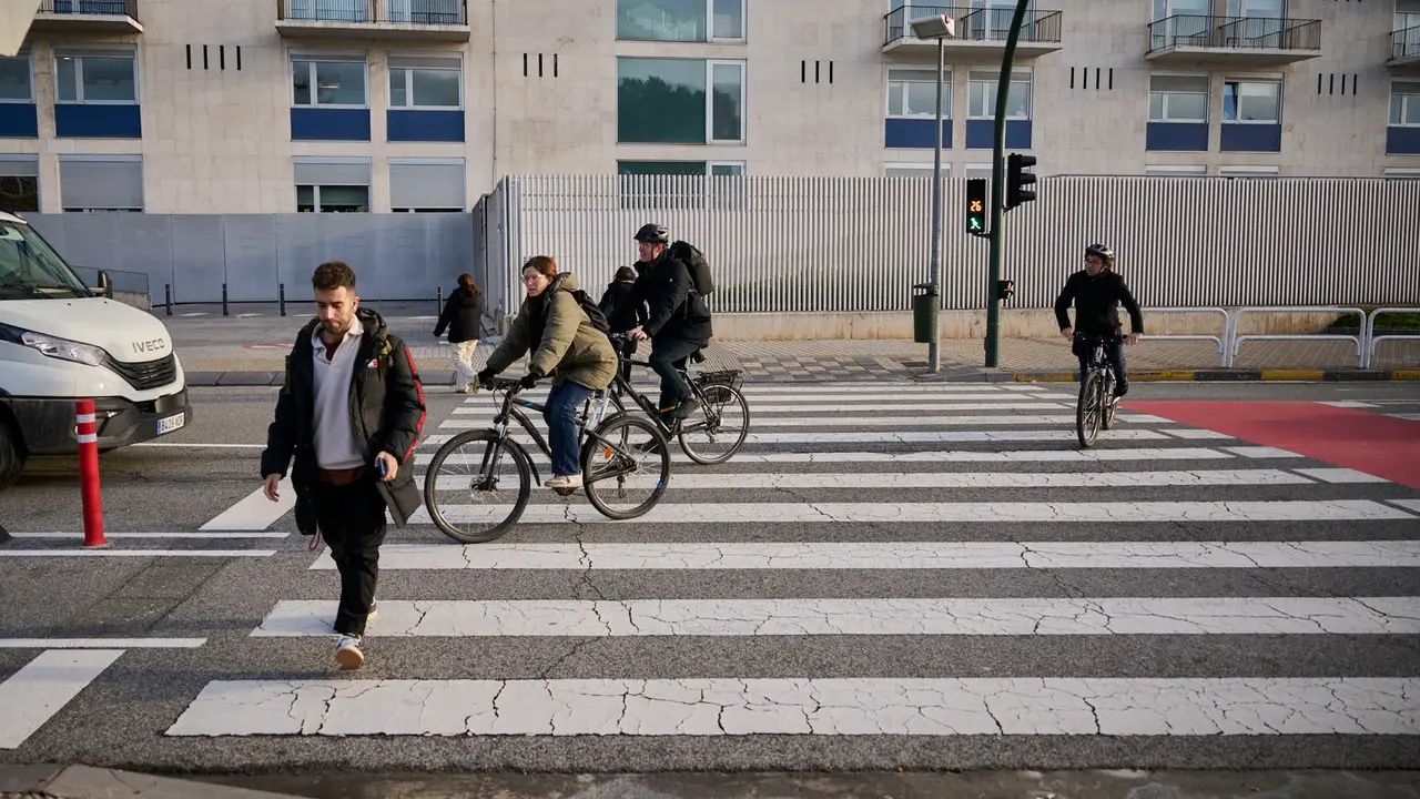 La Gerencia y la Comisi&oacute;n de Urbanismo visita las obras del carril bici y de mejoras medioambientales en la calle Irunlarrea, en el tramo comprendido entre las avenidas de P&iacute;o XII y Bara&ntilde;&aacute;in. PABLO LASAOSA