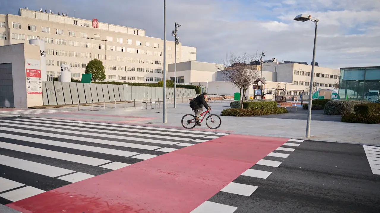 La Gerencia y la Comisi&oacute;n de Urbanismo visita las obras del carril bici y de mejoras medioambientales en la calle Irunlarrea, en el tramo comprendido entre las avenidas de P&iacute;o XII y Bara&ntilde;&aacute;in. PABLO LASAOSA