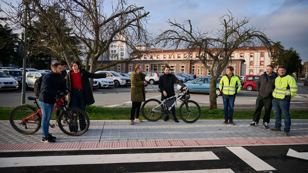 La Gerencia y la Comisi&oacute;n de Urbanismo visita las obras del carril bici y de mejoras medioambientales en la calle Irunlarrea, en el tramo comprendido entre las avenidas de P&iacute;o XII y Bara&ntilde;&aacute;in. PABLO LASAOSA