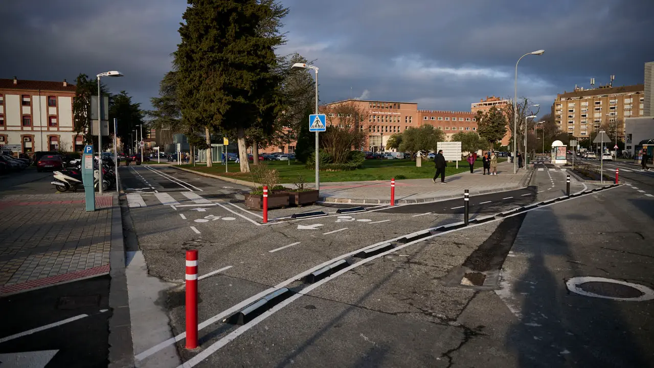 La Gerencia y la Comisi&oacute;n de Urbanismo visita las obras del carril bici y de mejoras medioambientales en la calle Irunlarrea, en el tramo comprendido entre las avenidas de P&iacute;o XII y Bara&ntilde;&aacute;in. PABLO LASAOSA
