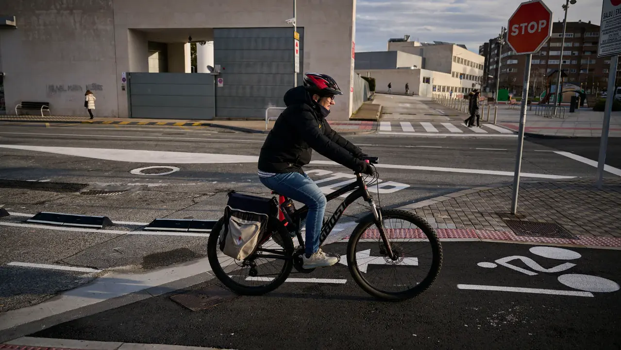 La Gerencia y la Comisi&oacute;n de Urbanismo visita las obras del carril bici y de mejoras medioambientales en la calle Irunlarrea, en el tramo comprendido entre las avenidas de P&iacute;o XII y Bara&ntilde;&aacute;in. PABLO LASAOSA