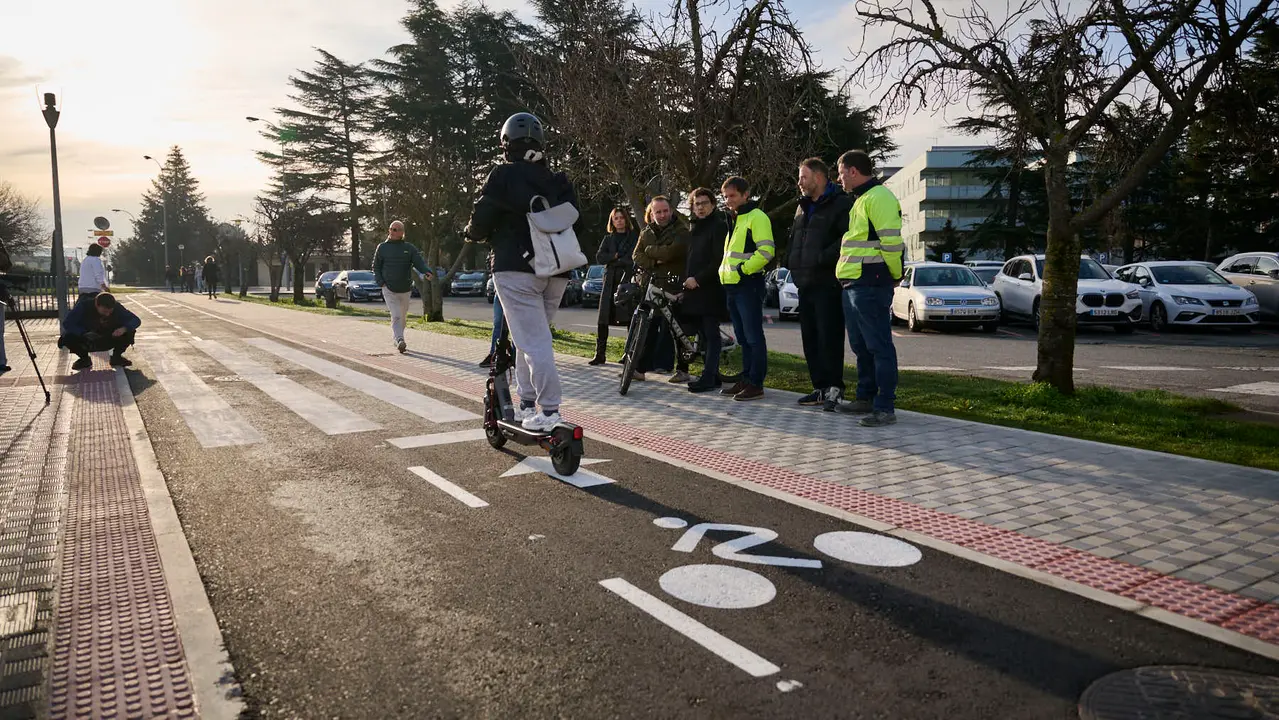 La Gerencia y la Comisi&oacute;n de Urbanismo visita las obras del carril bici y de mejoras medioambientales en la calle Irunlarrea, en el tramo comprendido entre las avenidas de P&iacute;o XII y Bara&ntilde;&aacute;in. PABLO LASAOSA