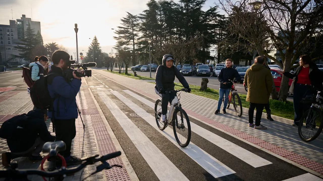 La Gerencia y la Comisi&oacute;n de Urbanismo visita las obras del carril bici y de mejoras medioambientales en la calle Irunlarrea, en el tramo comprendido entre las avenidas de P&iacute;o XII y Bara&ntilde;&aacute;in. PABLO LASAOSA