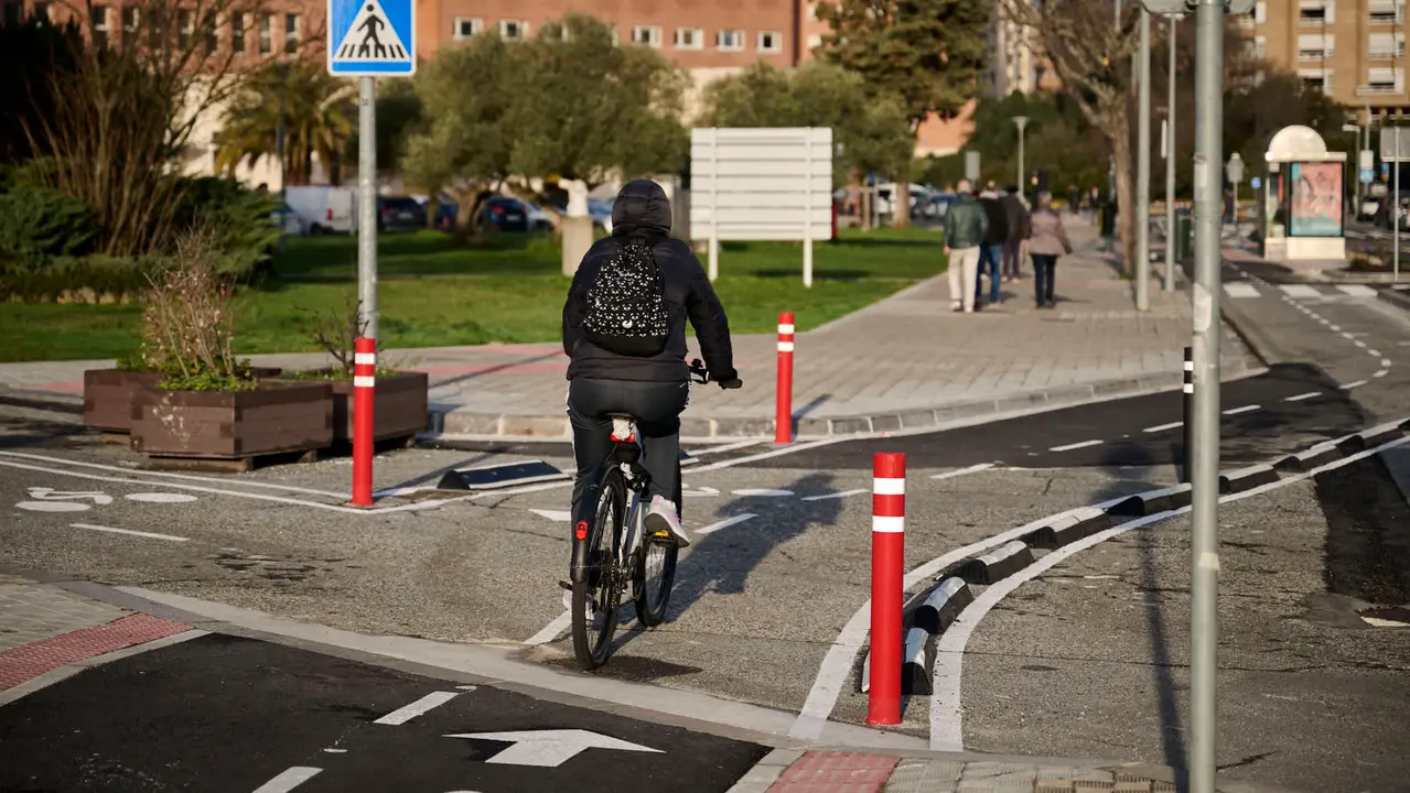 La Gerencia y la Comisi&oacute;n de Urbanismo visita las obras del carril bici y de mejoras medioambientales en la calle Irunlarrea, en el tramo comprendido entre las avenidas de P&iacute;o XII y Bara&ntilde;&aacute;in. PABLO LASAOSA