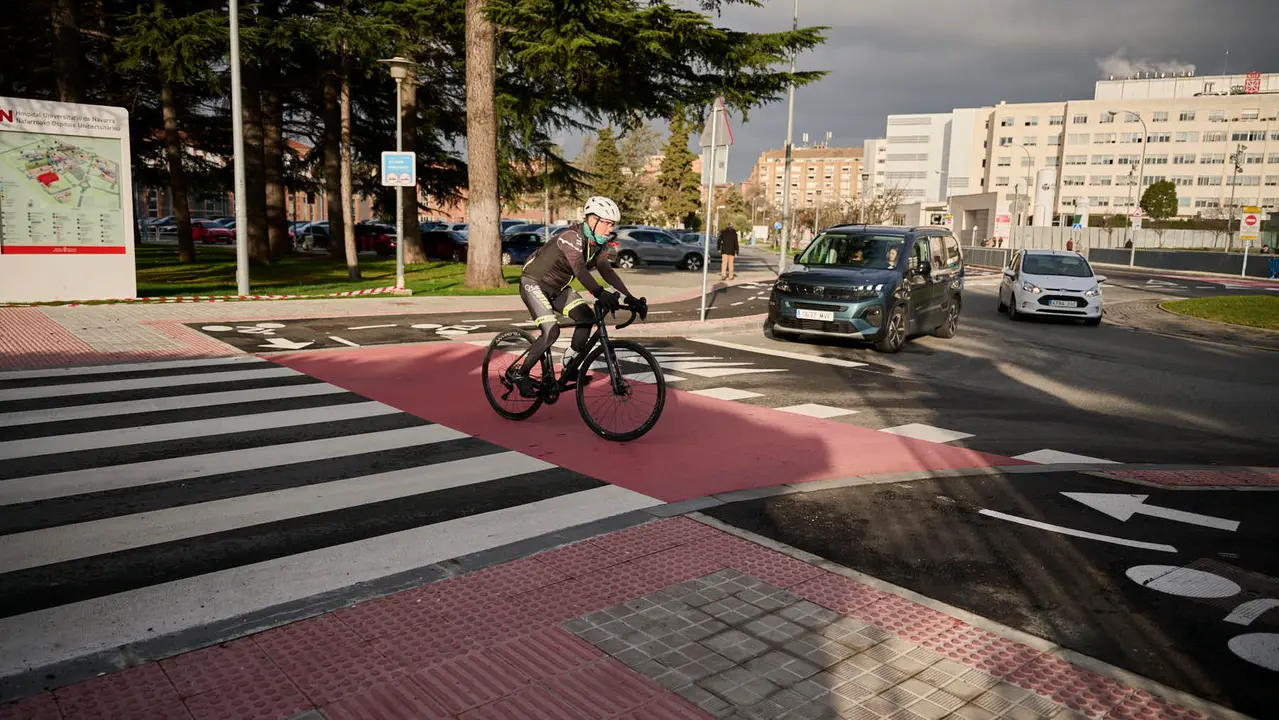 La Gerencia y la Comisi&oacute;n de Urbanismo visita las obras del carril bici y de mejoras medioambientales en la calle Irunlarrea, en el tramo comprendido entre las avenidas de P&iacute;o XII y Bara&ntilde;&aacute;in. PABLO LASAOSA