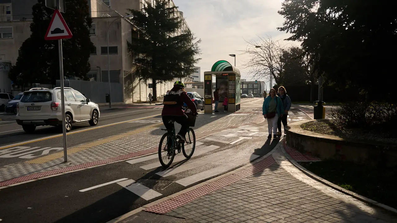 La Gerencia y la Comisi&oacute;n de Urbanismo visita las obras del carril bici y de mejoras medioambientales en la calle Irunlarrea, en el tramo comprendido entre las avenidas de P&iacute;o XII y Bara&ntilde;&aacute;in. PABLO LASAOSA